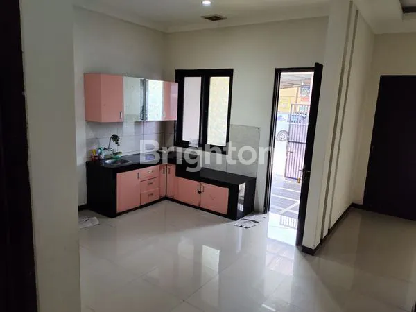 image RUMAH 2 LANTAI SIAP HUNI DI KAWASAN PERUMAHAN  RUNGKUT ASRI SURABAYA  (5)