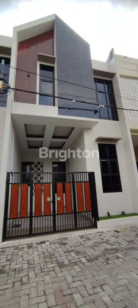 image RUMAH 2 LANTAI BARU GRESS NEW 700 JUTAAN KENJERAN SURABAYA UTARA. DEKAT PASAR ATOM PAKUWON CITY MERR OERR KEDUNG COWEK (1)