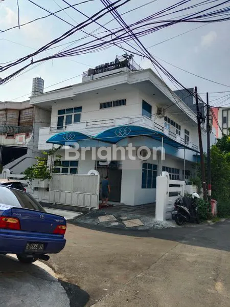 RUMAH MEGAH TERAWAT KEAMANAN 24 JAM DIMUARA KARANG