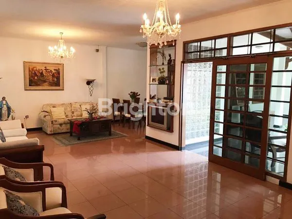 RUMAH MEWAH SIAP HUNI, HALAMAN LUAS DAN ASRI, DI BOGOR