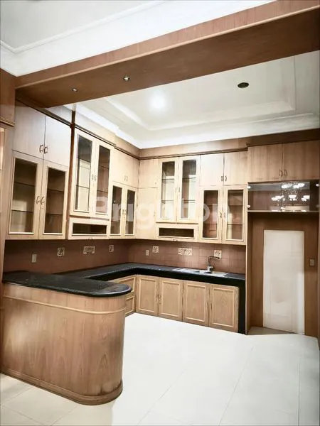 image • DI JUAL / DI SEWAKAN VILLA DI PERUMAHAAN ELITE  • KOMPLEK SARI MAS, JL. PUTRI HIJAU - SEMI FURNISHED ( SESUAI FOTO - INCLUDE 3 UNIT AC ) (3)