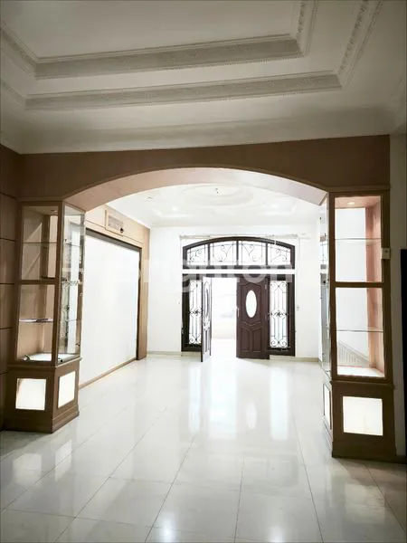 image • DI JUAL / DI SEWAKAN VILLA DI PERUMAHAAN ELITE  • KOMPLEK SARI MAS, JL. PUTRI HIJAU - SEMI FURNISHED ( SESUAI FOTO - INCLUDE 3 UNIT AC ) (4)