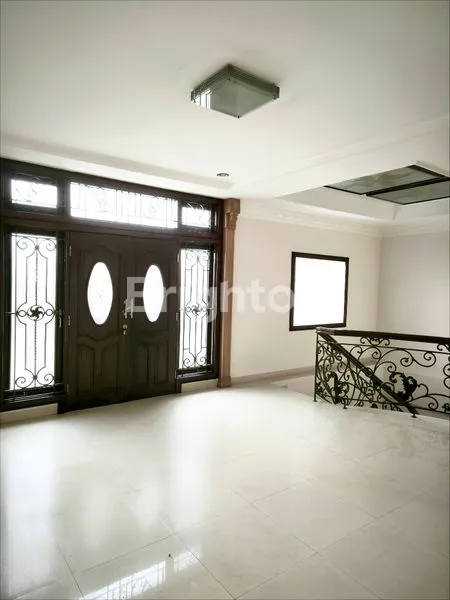 image • DI JUAL / DI SEWAKAN VILLA DI PERUMAHAAN ELITE  • KOMPLEK SARI MAS, JL. PUTRI HIJAU - SEMI FURNISHED ( SESUAI FOTO - INCLUDE 3 UNIT AC ) (5)