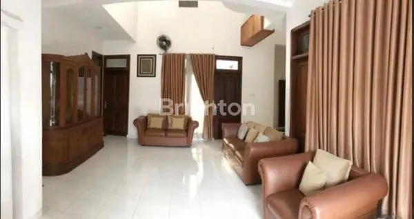image RUMAH SEPERTI BARU & RAPI DI CIDODOL, KEBON JERUK, BANGUNAN 2 LANTAI. (2)
