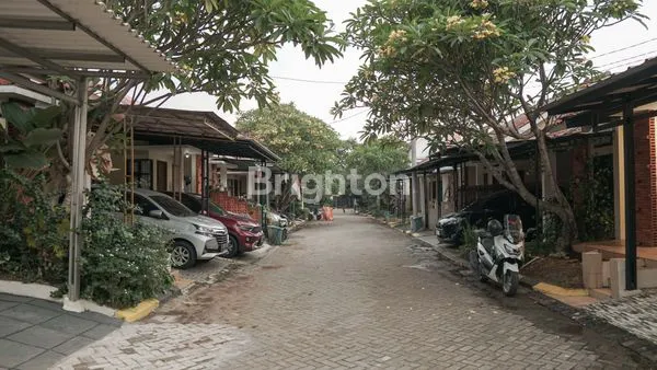 image RUMAH DI FELICITY TOWNHOUSE DEPAN THE PARK SAWANGAN (2)