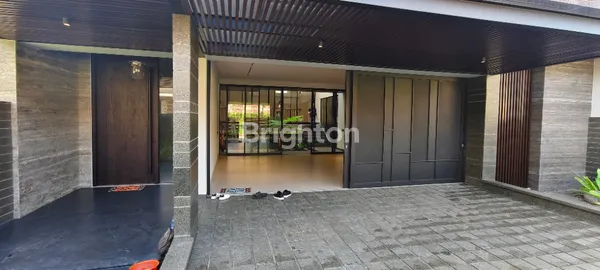 image DIJUAL RUMAH MEWAH MODERN MINIMALIS DAN MURAH CITRALAND SURABAYA (1)