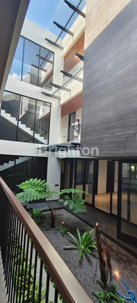 image DIJUAL RUMAH MEWAH MODERN MINIMALIS DAN MURAH CITRALAND SURABAYA (4)