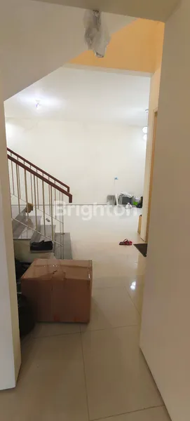 image DIJUAL RUMAH TERAWAT DAN MURAH CITRALAND SURABAYA (3)
