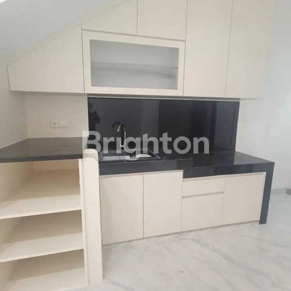 image RUMAH LEBAR 2 MOBIL, LOKASI STRATEGIS DI DURI KEPA, JAKARTA BARAT (3)