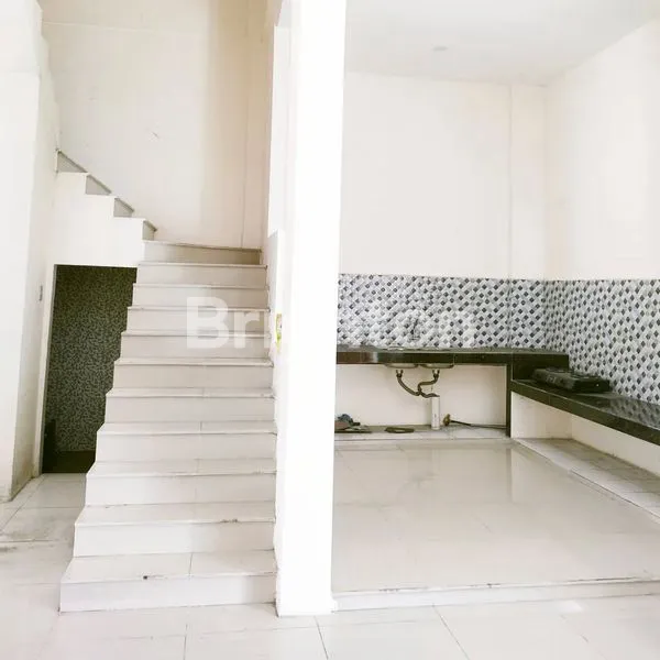 image RUMAH DENGAN • VIEW IDAMAN DI BELAKANG RUMAH, LANGSUNG KE LAPANGAN GOLF (2)