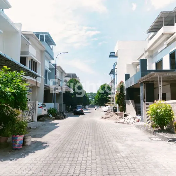 image RUMAH DENGAN • VIEW IDAMAN DI BELAKANG RUMAH, LANGSUNG KE LAPANGAN GOLF (8)