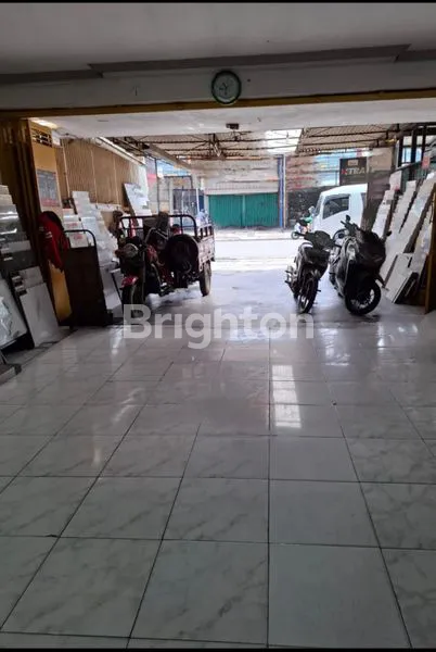 RUKO 2 LANTAI, PARKIRAN LUAS, LOKASI STRATEGIS DI SEMANAN.