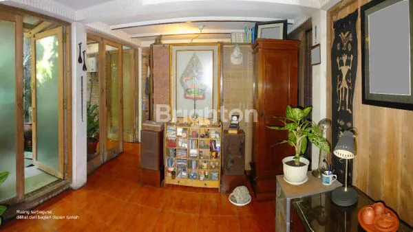 image RUMAH KAYU 2 LANTAI DIKELILINGI DENGAN TAMAN KEBUN YANG ASRI (4)