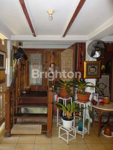 image RUMAH KAYU 2 LANTAI DIKELILINGI DENGAN TAMAN KEBUN YANG ASRI (7)