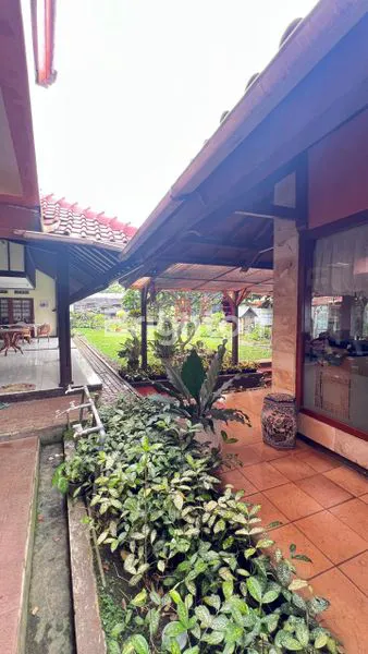 image RUMAH ASRI BERTAMAN LUAS DI BANDUNG UTARA (2)