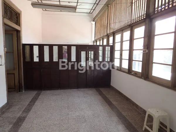 image MURAH!! RUMAH LAMA TENGAH KOTA JL. KALISARI BENTUK TANAH NGANTONG COCOK UNTUK RUMAH KOST/GUDANG/USAHA, SHM BISA KPR (4)