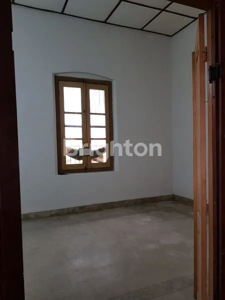 image MURAH!! RUMAH LAMA TENGAH KOTA JL. KALISARI BENTUK TANAH NGANTONG COCOK UNTUK RUMAH KOST/GUDANG/USAHA, SHM BISA KPR (7)