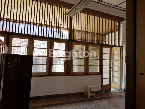 image MURAH!! RUMAH LAMA TENGAH KOTA JL. KALISARI BENTUK TANAH NGANTONG COCOK UNTUK RUMAH KOST/GUDANG/USAHA, SHM BISA KPR (8)