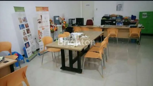 image RUKO/RUKAN SELANGKAH KE PUSAT KOTA DI JL. RESIDEN SUDIRMAN, TANAH NGANTONG (HOKKY) 3 LANTAI HADAP TIMUR, ROW JALAN DOUBLE WAY COCOK UNTUK KANTOR/KLINIK/PRAKTEK DOKTER/TEMPAT LES (3)