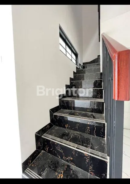 image RUMAH MEWAH KLASIK 2 LANTAI (7)