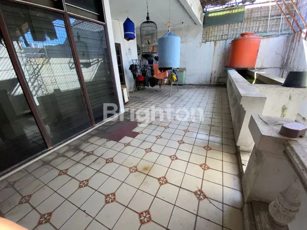 image RUMAH 2 LANTAI DENGAN DESAIN KOKOH DAN BANGUNAN YANG LUAS (2)