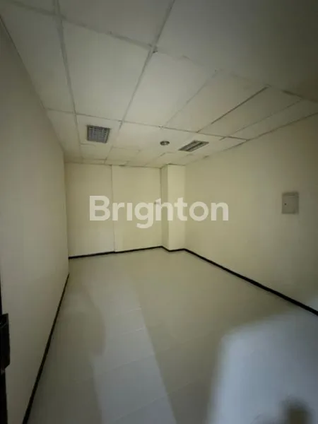 image RUKO 3 LANTAI DI DARMO PARK I SURABAYA BARAT JAWA TIMUR. STRATEGIS NOL JALAN RAYA BESAR. DEKAT CIPUTRA WORLD MALL, MAYJEN SUNGKONO, HR MUHAMMAD, CITRALAND. KAWASAN TENGAH KOTA SURABAYA (3)