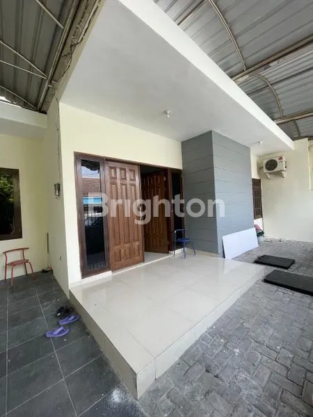image RUMAH BAGUS 1 LANTAI SIAP HUNI DI LEBAK TIMUR SURABAYA TIMUR JAWA TIMUR. SELANGKAH PUSAT PERBELANJAAN, PAKUWON CITY MALL, AREA PUSAT KOTA, MERR, KENJERAN. NEGO (1)