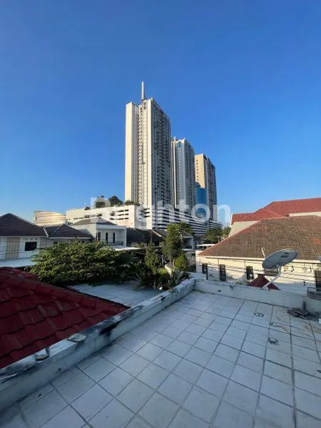 image RUMAH TERAWAT DI KRIS KENCANA SARI BARAT SURABAYA BARAT JAWA TIMUR. AREA TENGAH KOTA DEKAT CIPUTRA WORLD MALL, OFFICE CIPUTRA, MAYJEN SUNGKONO, DARMO, HR MUHAMMAD, CITRALAND. MURAH (3)
