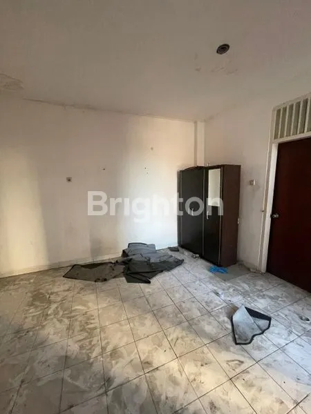 image RUMAH TERAWAT DI KRIS KENCANA SARI BARAT SURABAYA BARAT JAWA TIMUR. AREA TENGAH KOTA DEKAT CIPUTRA WORLD MALL, OFFICE CIPUTRA, MAYJEN SUNGKONO, DARMO, HR MUHAMMAD, CITRALAND. MURAH (4)