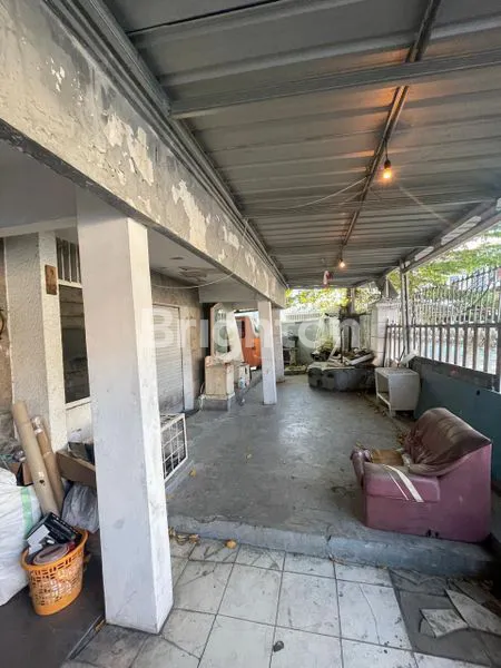 image RUMAH TERAWAT DI KRIS KENCANA SARI BARAT SURABAYA BARAT JAWA TIMUR. AREA TENGAH KOTA DEKAT CIPUTRA WORLD MALL, OFFICE CIPUTRA, MAYJEN SUNGKONO, DARMO, HR MUHAMMAD, CITRALAND. MURAH (2)