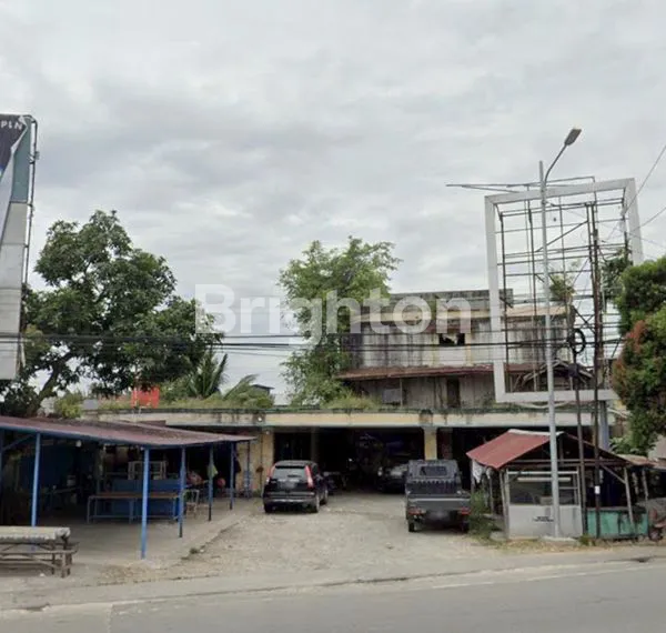 BANGUNAN EKS HOTEL DI PINGGIR JALAN RAYA BONTANG