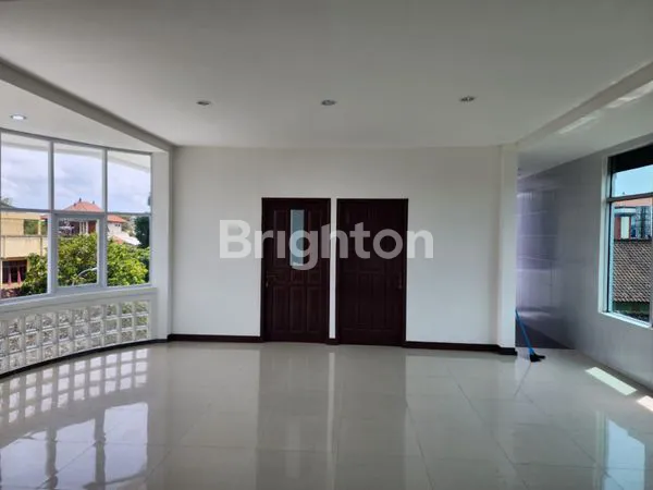 image DI JUAL RUKO 2 LANTAI LOKASI STRATEGIS DAERAH KUTA RUKO INI MEMILIKI DESAIN YANG FUNGSIONAL DAN MODERN COCOK UNTUK BERBAGAI JENIS USAHA ATAU SEBAGAI TEMPAT TINGGAL YANG NYAMAN ,LOKASI SANGAT STRATEGIS DI KUTE, MEMBERIKAN AKSES MUDAH KE BERBAGAI FASILIT (2)