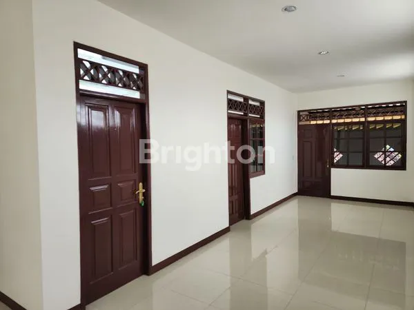 image DI JUAL RUKO 2 LANTAI LOKASI STRATEGIS DAERAH KUTA RUKO INI MEMILIKI DESAIN YANG FUNGSIONAL DAN MODERN COCOK UNTUK BERBAGAI JENIS USAHA ATAU SEBAGAI TEMPAT TINGGAL YANG NYAMAN ,LOKASI SANGAT STRATEGIS DI KUTE, MEMBERIKAN AKSES MUDAH KE BERBAGAI FASILIT (3)