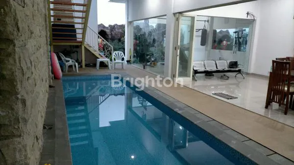 image RUMAH 2 LANTAI MEWAH PUSAT KOTA (3)