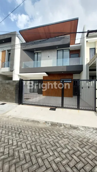 image RUMAH TENGAH KOTA BARU 2 LANTAI LEBAR 9 LAYOUT LEGA DI MANYAR SURABAYA (1)