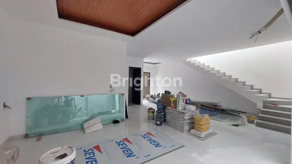image RUMAH TENGAH KOTA BARU 2 LANTAI LEBAR 9 LAYOUT LEGA DI MANYAR SURABAYA (3)