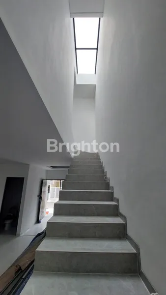 image RUMAH TENGAH KOTA BARU 2 LANTAI LEBAR 9 LAYOUT LEGA DI MANYAR SURABAYA (7)
