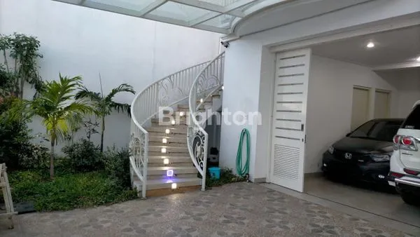 image RUMAH 2 LANTAI MEWAH PUSAT KOTA (7)