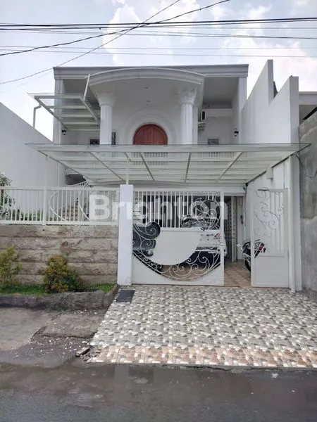 image RUMAH 2 LANTAI MEWAH PUSAT KOTA (1)