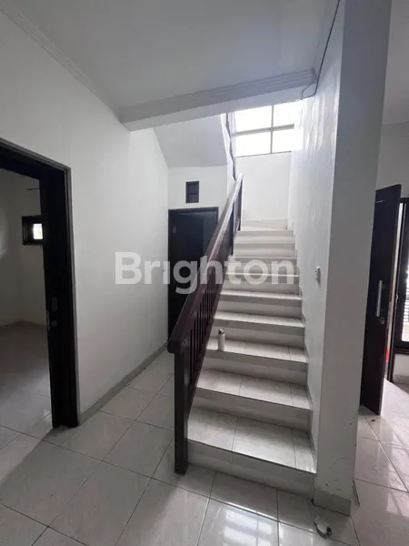 image RUMAH MODERN MINIMALIS AREA KEROBOKAN PERUMAHAN ONE GATE FASILITAS KOLAM RENANG (5)