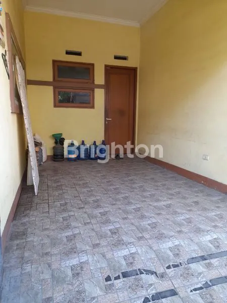 image RUMAH 3 LANTAI MEWAH SIAP HUNI DEKAT TOL BUAH BATU - SHM (4)