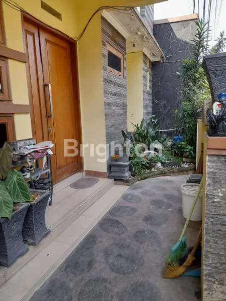 image RUMAH 3 LANTAI MEWAH SIAP HUNI DEKAT TOL BUAH BATU - SHM (1)