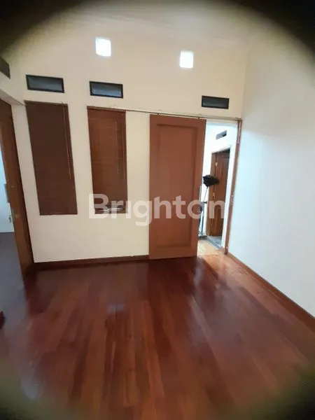 image RUMAH 3 LANTAI MEWAH SIAP HUNI DEKAT TOL BUAH BATU - SHM (2)