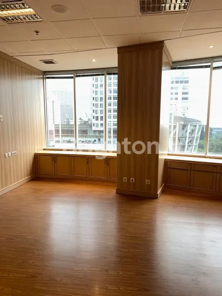 image OFFICE SPACE RAPI TERAWAT SIAP HUNI LANTAI SEDANG DI MENARA SUDIRMAN (8)