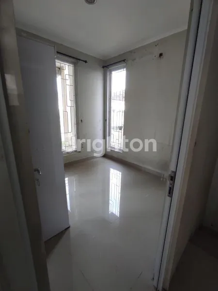 image RUMAH 2 LANTAI PLUS RUANG KERJA DAN BELAJAR DI TERAS BELAKANG  (3)