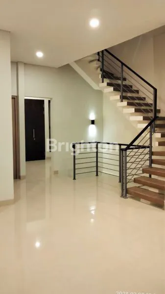 image RUMAH TINGGAL BARU TIGA SETENGAH LANTAI SIAP HUNI AKSES MUDAH KEMANA MANA LOKASINYA SANGAT STRATEGIS SUNTER JAKARTA UTARA (6)