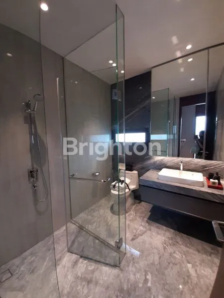 image RUMAH MEWAH PERSEMBAHAN TERBARU LYNDON BSD TANGERANG (3)