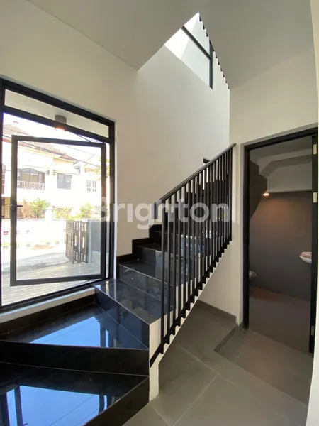 image RUMAH SCANDINAVIAN STYLE, BARU GRESS, BANGUNAN BAGUS, DI BABATAN PANTAI, KENJERAN SURABAYA, HOOK, BONUS ROOFTOP GARDEN, ROW JALAN 3 MOBIL (4)