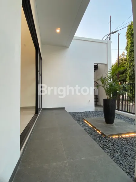 image RUMAH RUNGKUT ASRI MODERN STYLE, BANGUNAN SIAP HUNI, TINGGAL BAWA KOPER, LOKASI STRATEGIS DEKAT PUSAT PERBELANJAAN DAN PERKANTORAN (3)