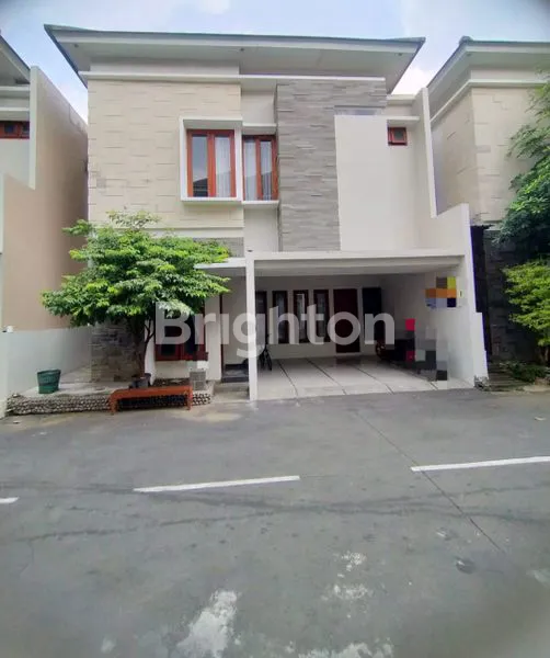 image RUMAH CLUSTER 2 LANTAI FULLY FURNISHED TENGAH KOTA SOLO DENGAN  CARPORT 2 MOBIL (1)